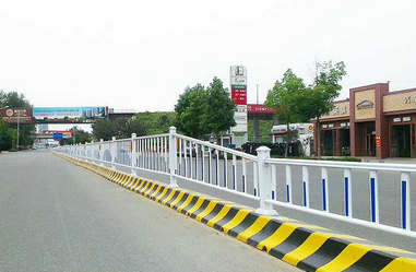 市民提合理化建议改进道路中央隔离护栏规范交通不便之处